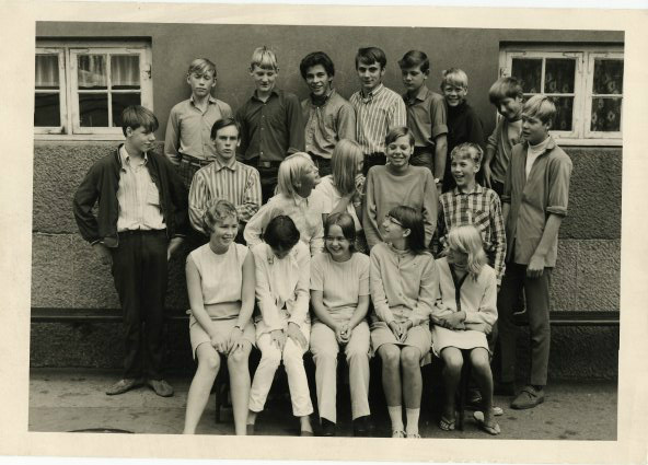 årg 1960 el 61? klassefoto fra 1966  - 6. klasse
Iflg. Harry Jørgensen(ikke med på foto)herren til venstre er Jan og til højre for ham Stig Torslund. I ternet skjorte Henrik. Bagerst i mørk skjorte Per B, til højre for ham Anders, Kim,  Per A, Jan og Bjarne.
Kender du de andre ??
ref facebook S.T.
Sammen med lis, Lis Lone Hannibal, per birkhøj hansen, iben, Anders, liselotte, lone, kim, hanne, per, per andersen, jan, birthe og henrik frandsen.
    Ole Ahmed El-Taftazany og Lars Hansen synes godt om dette.
 