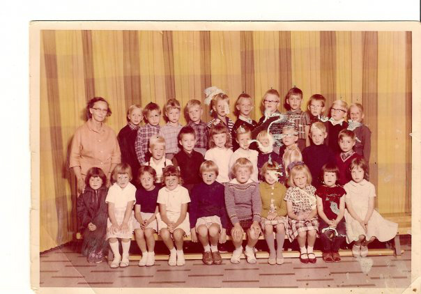 årgang 1962 eller 63 lærerinde fru Nielsen
Bjarne Rasmussen gik et år på skolen. Billedet er fra 1. klasse iflg. B.R. 
Nederst fra højre sidder Kate, Gitte, Susanne, Mie, Birgitte, Helle, Helle, Anita ...., i midten fra venstre ?, Tommy, Anita, resten husker jeg ikke navnene på