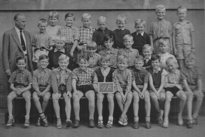Årgang 1950
foto 1953 (foto Niels Gyldsø sidder 2. rk til venstre, nevø Kim Guldsø) fra Bjarne Kurt Andersen
Første række nr 3 fra højre min broder, Ole Jørgen Andersen. Overlærer Scheschler
