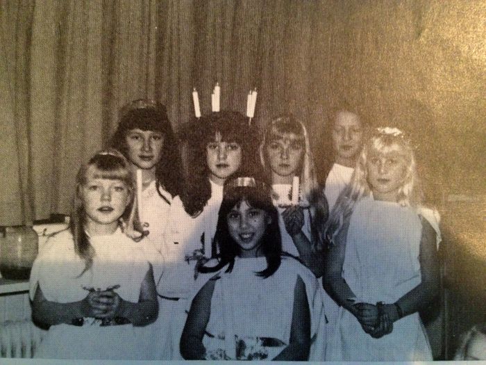 Luciaoptog Utterslev skole julen 1966
muligvis årgang 1963

Kender du navnene og evt. årgang på pigerne  ????