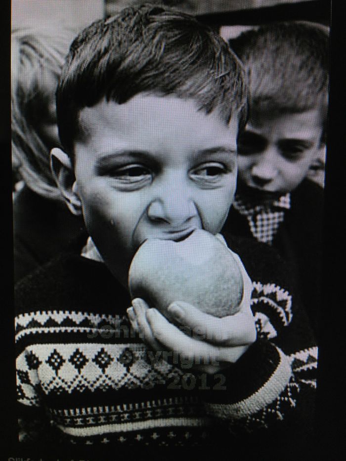 Frugtuddeling  november 1964
Hvem er denne sunde dreng ?
BEMÆRK, DE ER COPYRIGHT PÅ DETTE FOTO