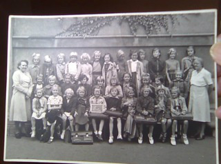 årgang 1951. frk Sand står yderst til højre. vi arbejder på flere navne 16.1.2013 billed modtaget af Margot Hilslev Jørgensen (Madsen)
