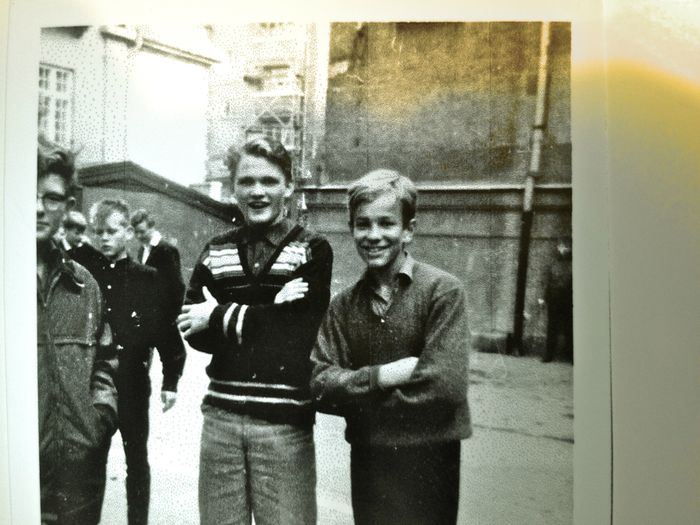 Fra skolegården.
Til venstre i billedet Jørgen Koch, Birger i midten og Niels Poulsen til højre - alle årgang 
1958. Tak til Ole Sørensen ligeledes årgang 1958 for lån af billedet.