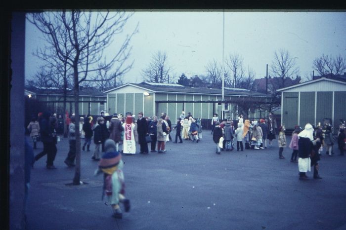 skolegården ca år 1971 med fastelavnsudklædte elever. Præmien for bedst udklædte gik vistnok til 