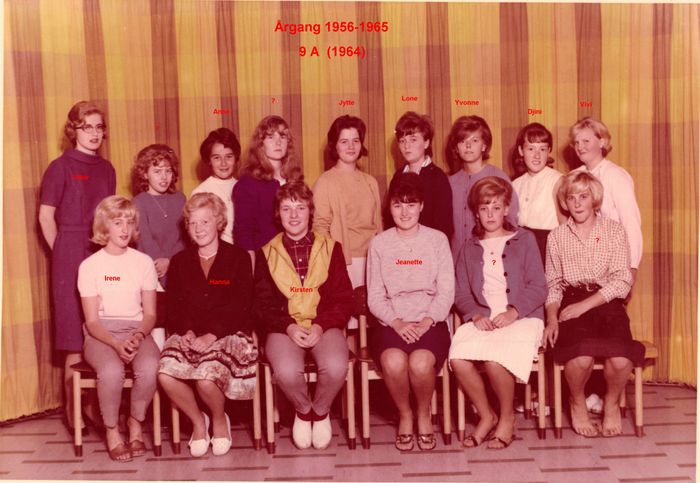 Årgang 1956
Stor tak til Djini Dinesen for billedet.
Pigen på 1. række nr. 3 fra højre er Jeanita Nielsen boede Tingskrivervej 16, 1. th samme opgang som jeg. (Tommy -redaktør)
Din kommentar ?