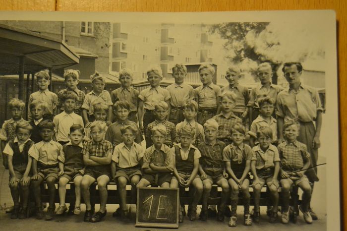 årgang 1946. Læreren yderst til højre hedder Hagen og drengen i midterrræken nr. 2 fra venstre er Henning Kipling, som også har sendt fotoet. KAN DU HJÆLPE MED FLERE OPLYSNINGER - SÅ SKRIV EN KOMMENTAR eller i GÆSTEBOGEN