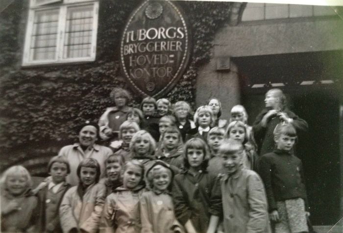 4b besøger Tuborg bryggeriet i august 1956

klasselærer fru Blell og hele klassen årgang 1953 ses inden afgang og udenfor bryggeriet.

Tak til Hedy Lander årg. 1953