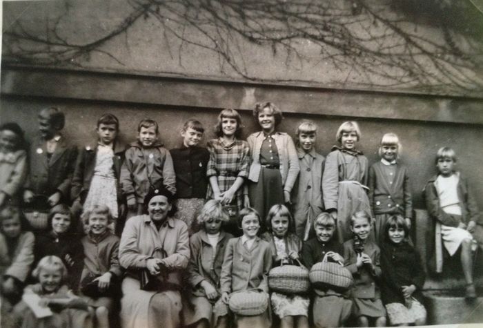4b besøger Tuborg bryggeriet i august 1956

klasselærer fru Blell og hele klassen årgang 1953 ses inden afgang og udenfor bryggeriet.
