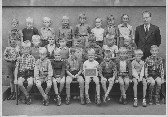 Kurt Nielsen er født i 1945, jeg har boet i Degnestavnen 7 og Præstelængen 2.
Jeg startede på Bispebjerg Skole i 1952, og gik der i 2 år, derefter blev jeg flyttet til Utterslev Skole og gik der i 3 år. Jeg kom tilbage til Bispebjerg Skole og gik der fra 6. til 8. Klasse, vores klasselære her var Hr. Nikolaisen, desværre ingen billede.