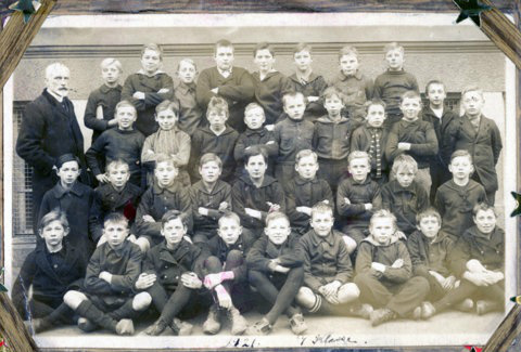 årgang 1914. foto taget 1921. siddende foran fra venstre Axel Jonasen, H.C. Jensensvej 25 - idag Rentemestervej. Stor tak til Per Jonasen for billedet