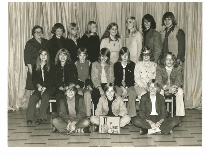 årg 1964. Maj-Britt Hansen har sendt os foto hun startede i klassen i 1965.
Kan du hjælpe med navne ?????