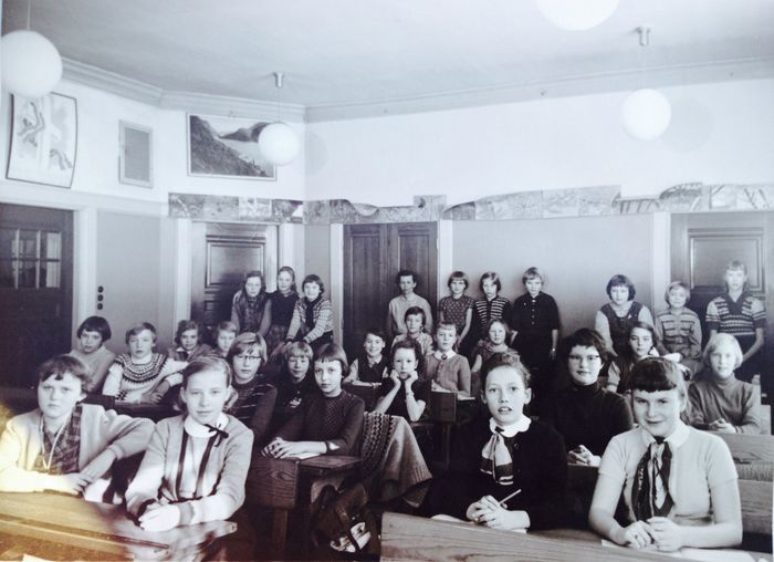 Årg 1948. Kirsten Budtz står bagerst foran indbygget skab i hjørnet og til højre for hende Jeanne Knudsen som har givet os foto fra 1956