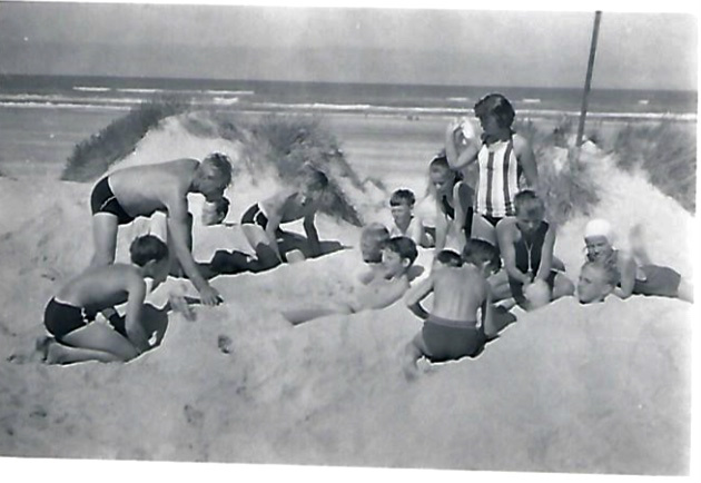 Tilsandning i klitterne. Andersen og nogle drenge dækker sand på. Bemærk Tove og Rigmor Jelshøj samt Lene (med striber) Andersens datter. foto ca 1960. 