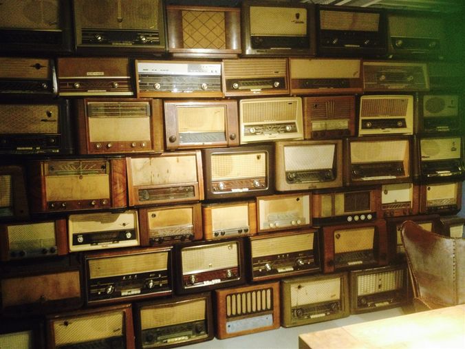 Her en samling radioer af ældre dato